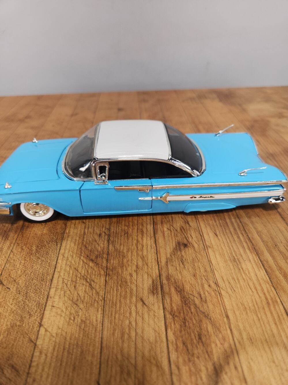 Jada DUB City 1960 Chevy Impala 1:24 Diecast Blue White Lowrider 50150-3